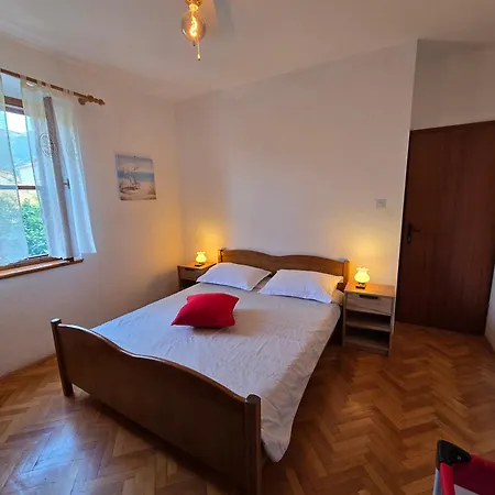 Rovinjez Apartment Komiza
