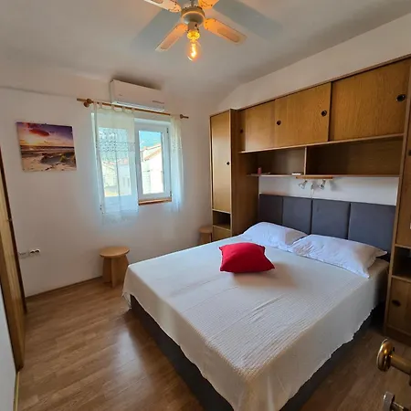 Apartment Rovinjez Komiza