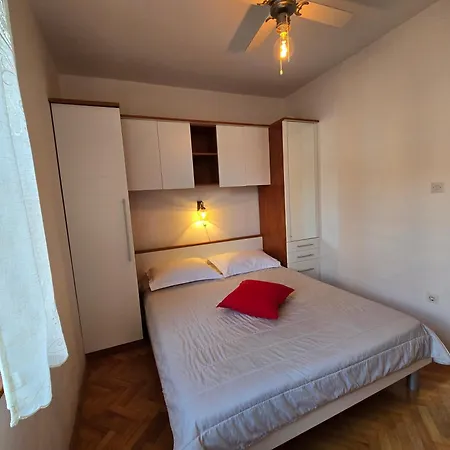 Apartment Rovinjez Komiza