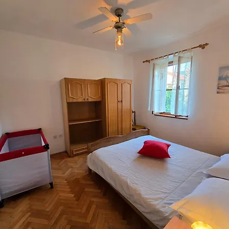 Apartment Rovinjez Komiza
